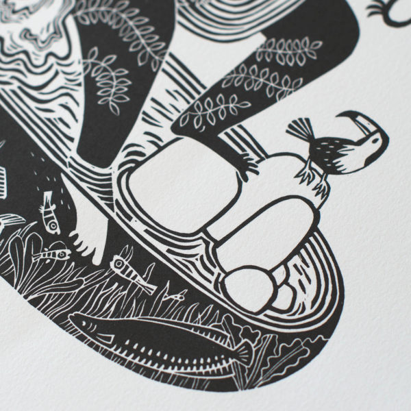 détail d'une gravure sur linoléum avec les pieds d'une femme dans l'eau et des poissons et oiseaux