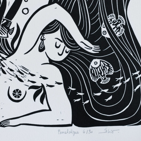 détail d'une linogravure d'une femme sirène au milieu des poissons