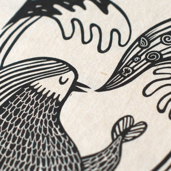 Détail de linogravure représentant une sirène du folklore japonais dans les vagues et coquillages