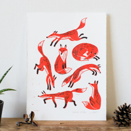 estampe d'une linogravure à deux couleurs représentant des renards dans différentes positions