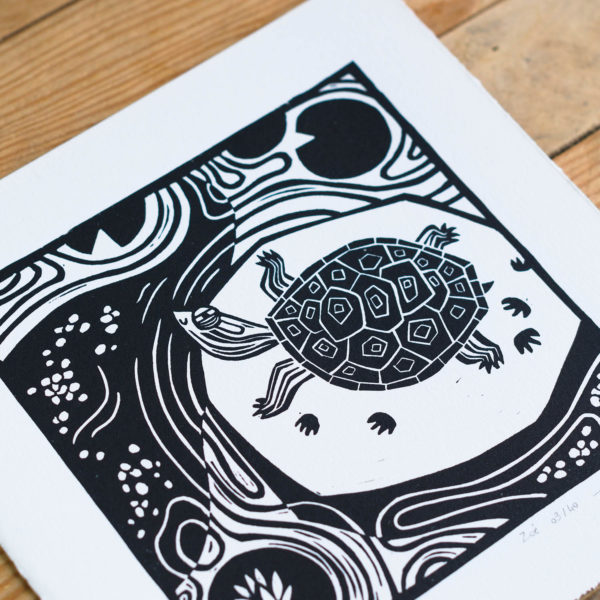 linogravure originale avec un dessin graphique de tortue