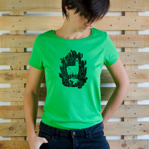 photo d'un mannequin portant un T-shirt imprimé en linogravure avec un lama