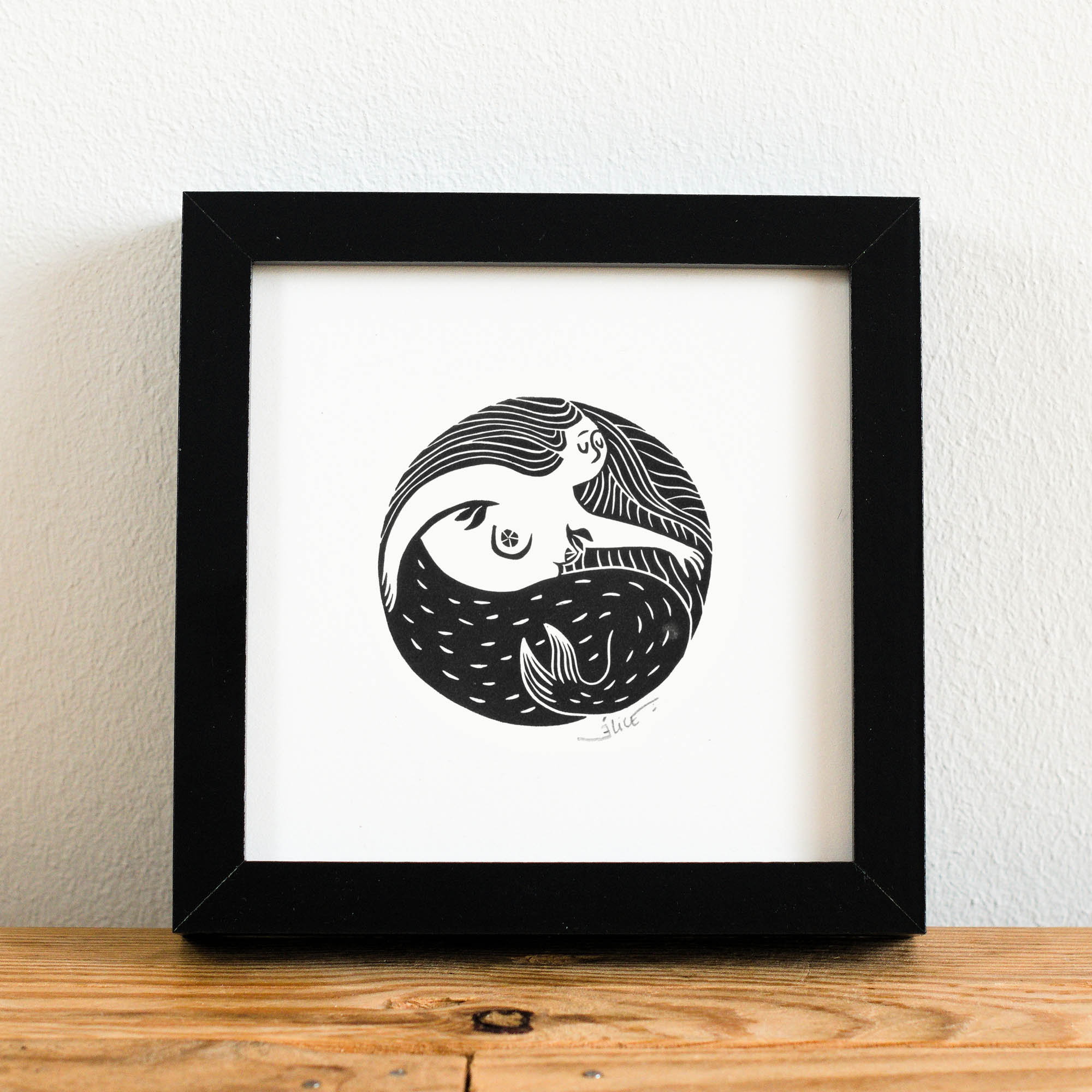 gravure dans un cadre représentant une sirène ronde