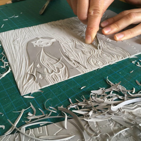 photo d'une estampe contemporaine en cours de création, gravure sur plaque de linoleum