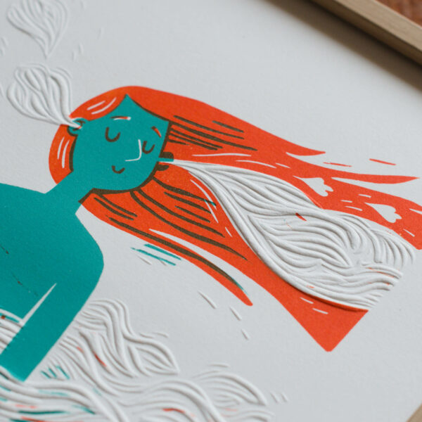 détail d'une linogravure avec un gaufrage du papier, représentant une femme bleu et orange avec les cheveux dans le vent et des nuages dans les oreilles
