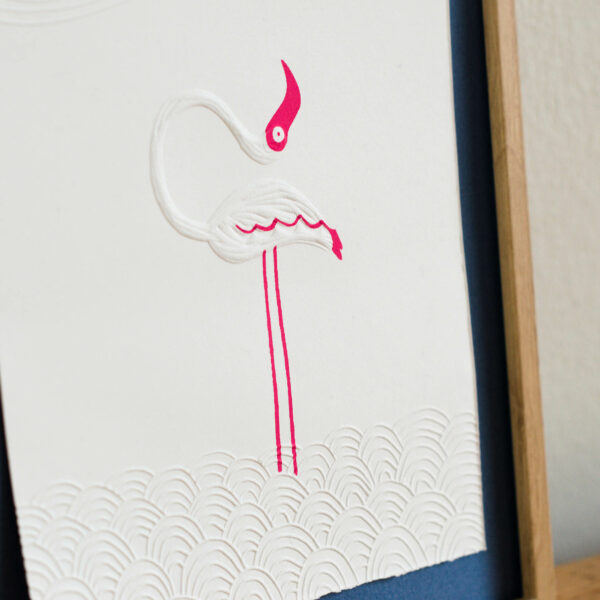 estampe contemporaine minimaliste représentant un flamant rose très épuré avec gaufrage du papier