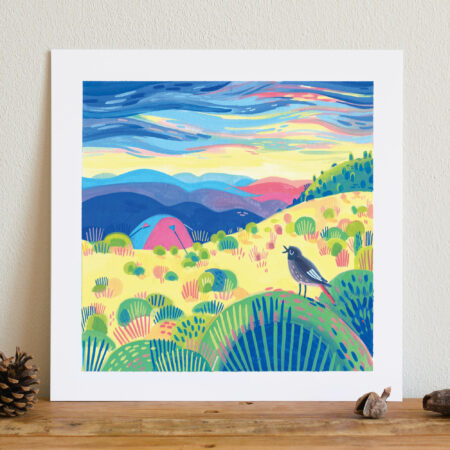 illustration à la gouache d'un paysage des Cévennes. Au premier plan, un oiseau chante posé sur un buisson. Une petite tente de bivouac rose est bleu est installée sur les collines. En arrière plan, les silhouettes de montagnes dans un lever de soleil coloré