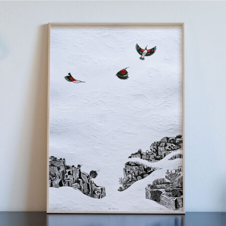estampe encadrée représentant des oiseaux qui volent au dessus des falaises dans les cévennes dans un style décoratif très minimaliste avec gaufrage du papier