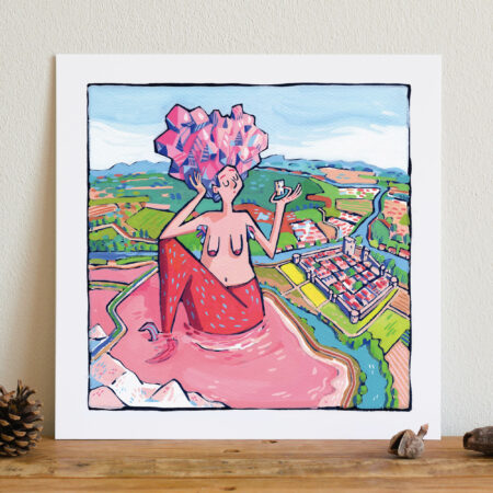 reproduction d'une peinture à la gouache posée sur une table, représentant une sirène géante assise dans les salins roses d'Aigues-Mortes avec la cité médiévale en fond.