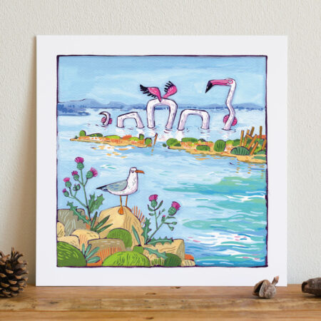 reproduction d'une peinture à la gouache posée sur une table, représentant un dragon flamant rose qui nage dans l'eau du canal, dans des tons bleu et rose, avec une mouette et des chardons en premier plan