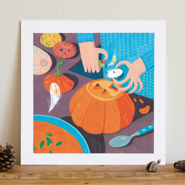 illustration à la gouache d'une citrouille creusée pour halloween. On voit des mains allumer une bougie pour en faire une lanterne. Au premier plan, une soupe de potimarron avec des graines de courges, fumante.