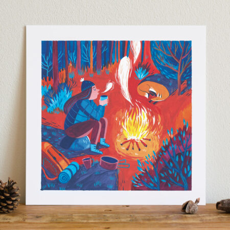 illustration à la gouache d'une femme qui boit un thé près d'un feu de camp dans la foret accompagnée d'un renard qui dort à ses côtés. Son sac à dos de bivouac est posé au premier plan. Ambiance de couleurs orange et bleu