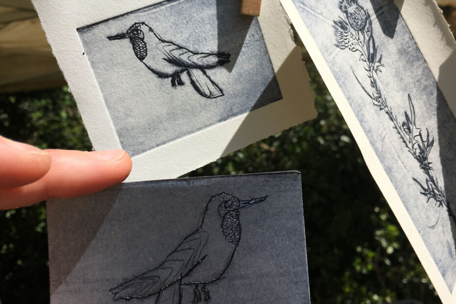 estampes d'un oiseau et d'une fleur réalisée en gravure sur brique tetrapak