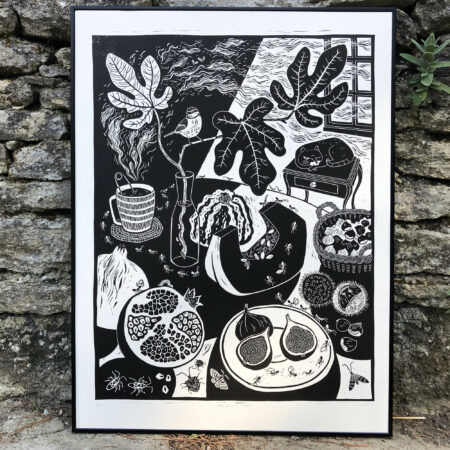 Cadre en alu posé sur un muret de pierre. L'image à l'intérieur représente une scène de nature morte avec des légumes et fruits de saison d'automne, courges, figues, grenade, chataigne avec un chat et une mésange qui regardent la scène