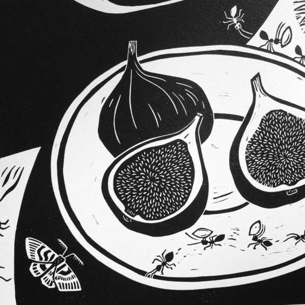 impression de linogravure en noir et blanc représentant une assiette avec des figues coupées et des fourmis et papillon en premier plan