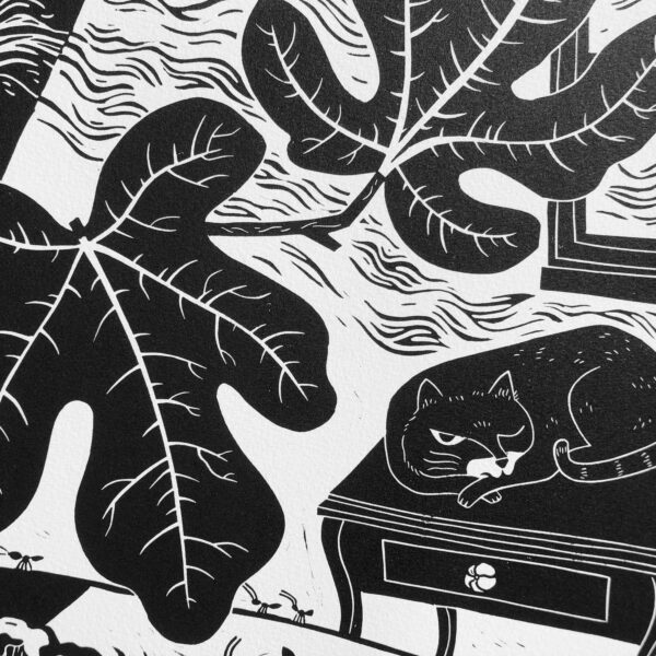 impression de linogravure en noir et blanc représentant un chat qui dort et des feuilles de figuier