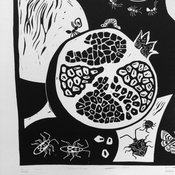 impression d'une linogravure en noir et blanc représentant une grenade avec des insectes punaises et gendarmes