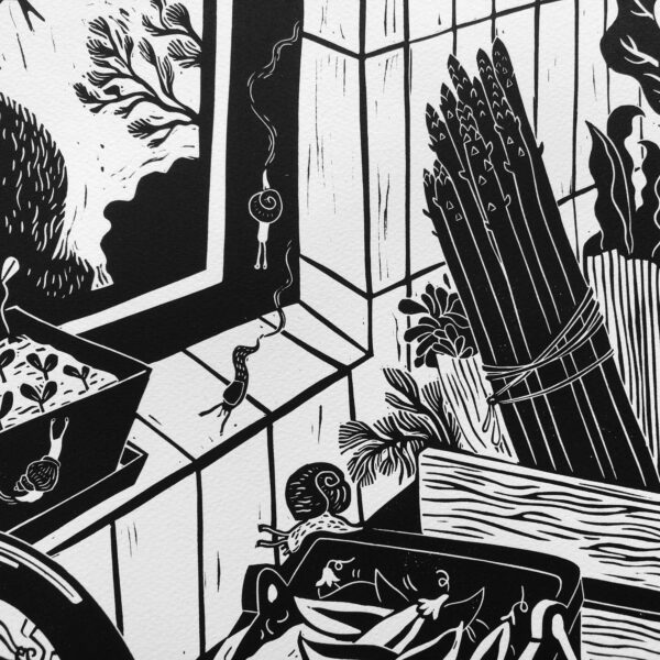 impression de linogravure en noir et blanc représentant une scène dans une cuisine avec une cagette en bois contenant des asperges, un bac de composte avec des cosses de petis pois et des limaces et escargots sur le carrelage au bord de la fenetre