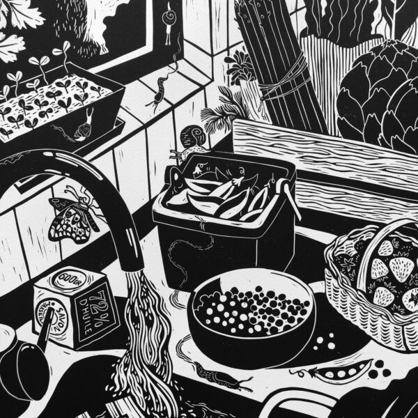 impression de linogravure en noir et blanc représentant une scène de cuisine avec le robinet qui coule dans l'évier, et des fruits et légumes posés sur le plan de travail. Une jardinière avec des jeunes pousse sur le rebord de la fenetre