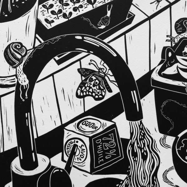 impression de linogravure en noir et blanc représentant un robinet ouvert dans la cuisine, l'eau coule, un papillon est posé sur le robinet, un savon de marseille à l'huile d'olive est posé à coté du lavabo