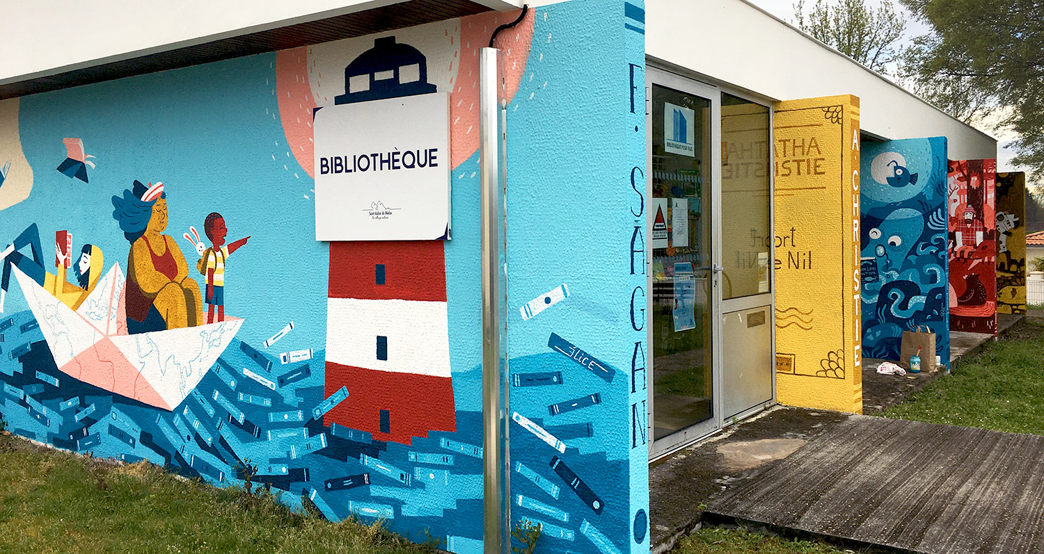 fresque murale sur la façade extérieure d'une bibliothèque à Saint Aubin de Médoc représentant un bateau en origami avec des personnage qui voguent sur l'océan de livre, un phare à l'horizon.